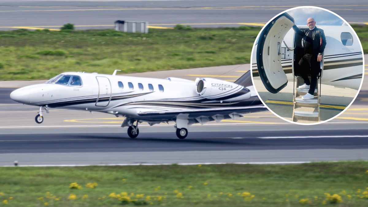 Cessna Citation CJ4 i autor artykułu na stopniach samolotu