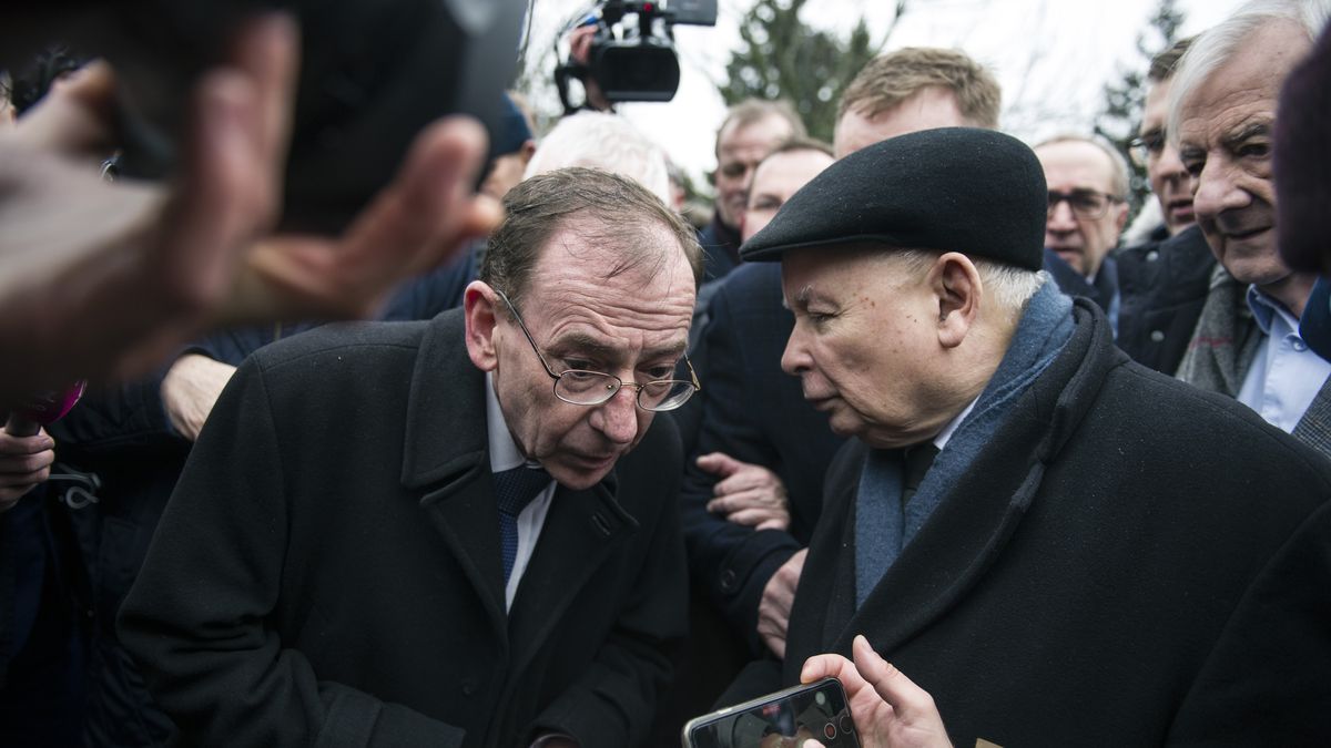 WARSAW, MASOVIAN VOIVODESHIP, POLAND - 2024/02/07: Former Minister of Interior and Administration, Mariusz Kaminski and Jaroslaw Kaczynski, the leader of Law and Justice party attempt to enter the Parliament surrounded by MPs of the Law and Justice Party. Former interior minister, Mariusz Kaminski and his deputy Maciej Wasik were jailed last month after being sentenced for abuse of power for actions taken in 2007, when they served in an earlier Law and Justice-led government and previously led the Central Anti-Corruption Bureau (CBA). They claimed to be "political prisoners" and they also lost their parliamentary mandates.They tried to push their way into parliament, supported by a group of senior Law and Justice (PiS) politicians. President Duda had pardoned both politicians after they were first sentenced in 2015 but Poland's Supreme Court deemed his move invalid, saying a pardon could not be granted before a final ruling in the case was issued. The two politicians were sentenced to two years in prison in December. President Duda pardoned them again in January. (Photo by Attila Husejnow/SOPA Images/LightRocket via Getty Images)