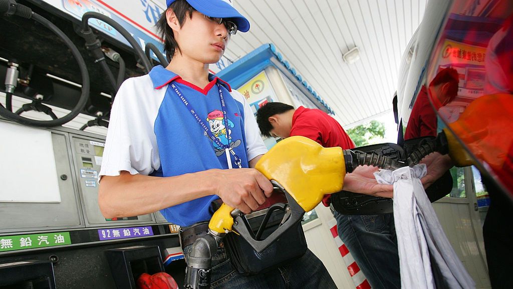 An attendant fills a customer's car with gasoline at a CPC C
TAIWAN - SEPTEMBER 05:  An attendant fills a customer's car with gasoline at a CPC Corp. gas station in Taipei, Taiwan, on Saturday, Sept. 5, 2009. Consumer prices for the year will likely fall 0.68 percent, from an earlier forecast drop of 0.61 percent, the statistics bureau said on Aug. 21.  (Photo by Maurice Tsai/Bloomberg via Getty Images)
Bloomberg
ASIA:ASIAN, CONSUMER, CPI, ECONOMY, GDP