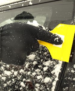 Odśnieżasz tak samochód? Mandaty idą w setki złotych