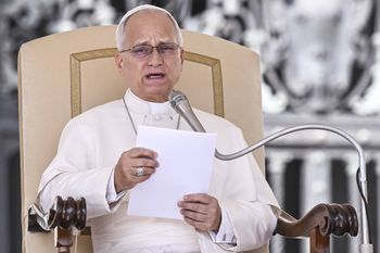 Leon XIV anulował decyzję Franciszka. Chodzi o pensje kardynałów