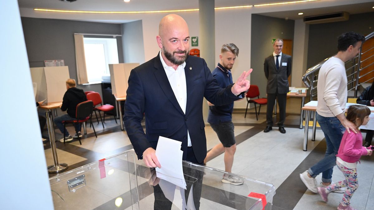Na zdjęciu prezydent Wrocławia Jacek Sutryk w trakcie głosowania