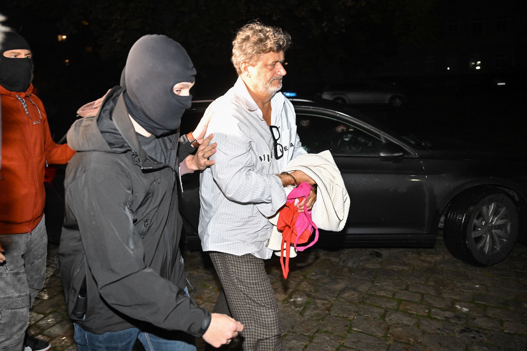 Wrocław, 03.10.2024. Były poseł Janusz Palikot (P) doprowadzany przez funkcjonariuszy CBA do Dolnośląskiego Wydziału Zamiejscowego Departamentu do Spraw Przestępczości Zorganizowanej i Korupcji we Wrocławiu, 3 bm. Janusz Palikot, Przemysław B. i Zbigniew B., których zatrzymało CBA w Lublinie i w Biłgoraju mają usłyszeć zarzuty. Sprawa dot. doprowadzenia do niekorzystnego rozporządzenia mieniem kilku tysięcy osób na ok. 70 mln zł. (mr) PAP/Maciej Kulczyński ***Do tego materiału zdjęciowego dostępna jest również depesza w systemie CSI, pt.: Były poseł Janusz Palikot przewożony do prokuratury we Wrocławiu***
