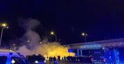 Wrocław. Nerwowo pod stadionem podczas meczu Śląska. Policjanci obrzuceni petardami