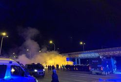 Wrocław. Nerwowo pod stadionem podczas meczu Śląska. Policjanci obrzuceni petardami