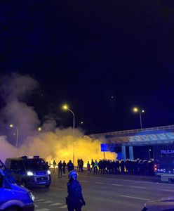 Wrocław. Nerwowo pod stadionem podczas meczu Śląska. Policjanci obrzuceni petardami