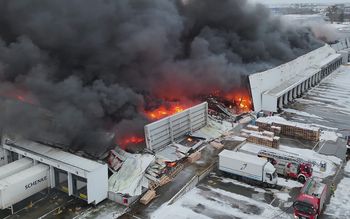 Pożar hali pod Poznaniem. Trwa walka z ogniem