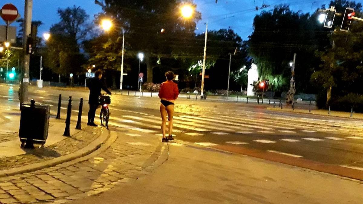 Wrocław. Naga kobieta biegała po centrum miasta. Zabrała ją policja