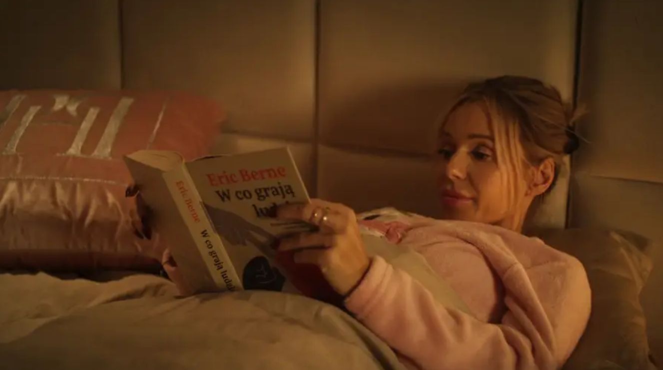 Doda lubi czytać książki w swojej sypialni