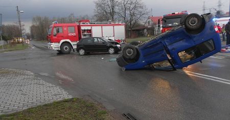 Groźne dachowanie w Ostrowcu Świętokrzyskim