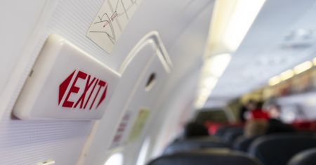 Pasażer próbował otworzyć drzwi samolotu. Maszyna była 9 km nad ziemią