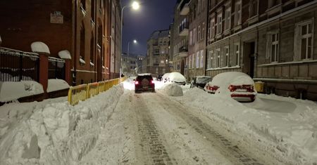 Słupsk: Ulice w śniegu, PGK udrażnia miasto