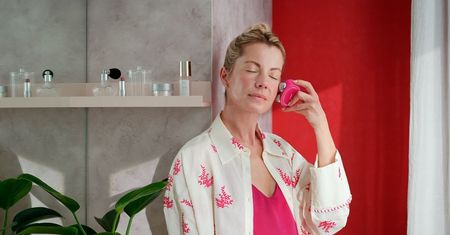 Pielęgnacja w rytmie "Viva Magenta" - koloru roku 2023