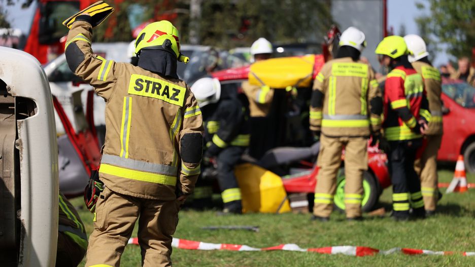 DAREK11
strażak, udziela pomocy, straż, pożarna, samochód, nowy, mundur, wypadek, kolizja, katastrofa, dachowanie, zderzenia, ochotnicza straż pożarna, wycinanie, straży pożarnej, osp, alarmowo, na sygnale, polska, pomoc, czerwony, kask, ludzie, woda, piana, dym, alarmowa, szybko, pożar, ludzi, strażacy, brygada, syrena, alarm, zdarzenia, akcja, awaryjny, ratowanie