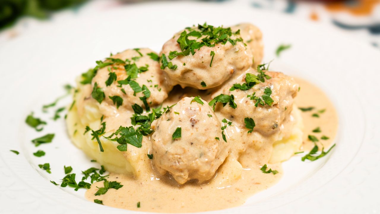 Drobiowe klopsiki w śmietankowym sosie z ziemniaczanym purée. Klasyka kuchni, która nigdy nie zawodzi