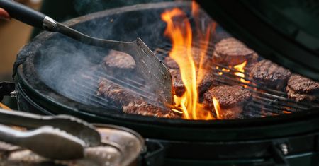 Tylko 30 minut przed grillowaniem. Prosty sposób ogranicza szkodliwe związki