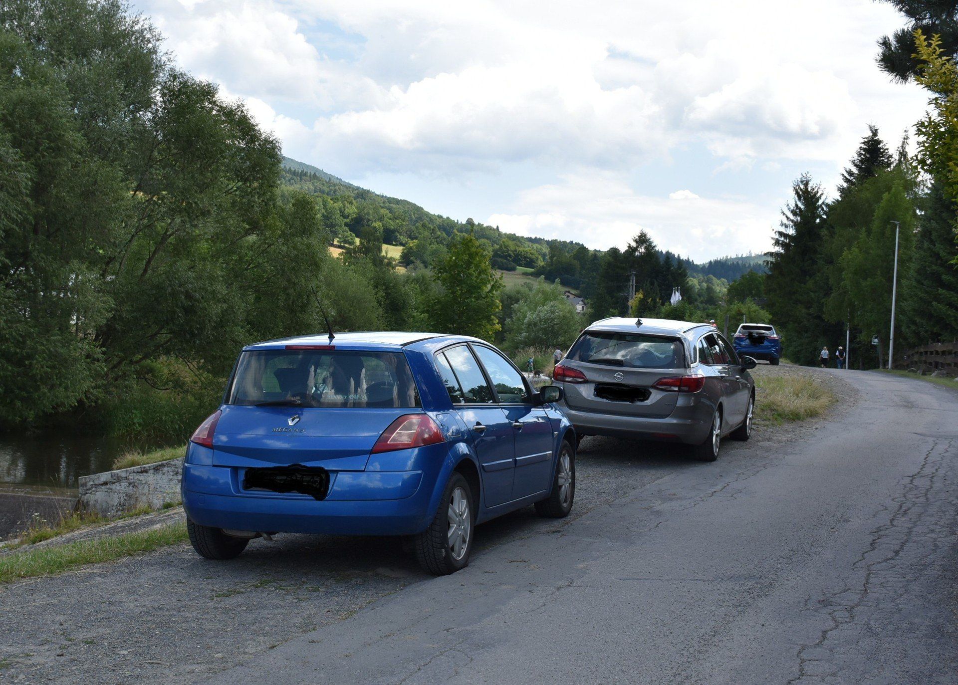 Niektórzy zmotoryzowani nagminnie stawiają swoje auta na wałach przeciwpowodziowych Brennicy, a to jest zabronione