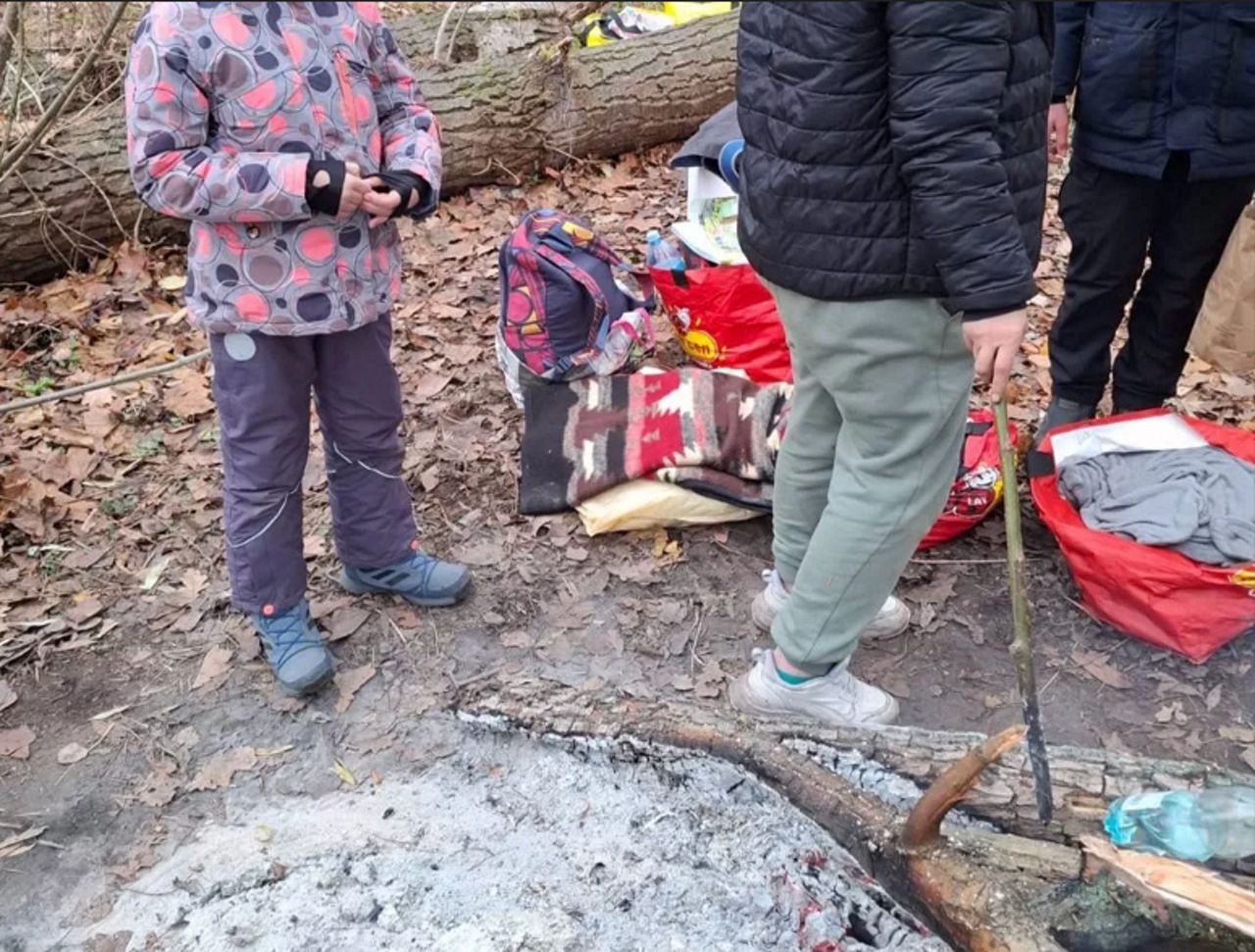 Matka z dziećmi ogrzewali się przy ognisku. "Cała trójka to uchodźcy ze wschodu"