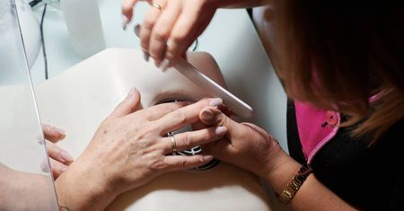 Ten manicure odmładza dłonie. Doskonały wybór dla dojrzałych kobiet