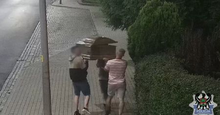 "Wymowny symbol". Trumna z żywym człowiekiem w centrum Wałbrzycha