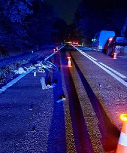 BMW staranowało rowerzystę. Cyklista jechał w nocy bez świateł