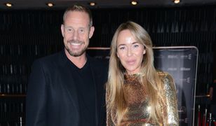 Mąż przetakiewicz wynurza się z basenu. Na palcu wielka obrączka