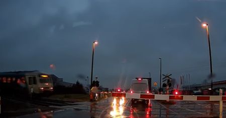 Utknął między rogatkami. "Trzech sekundy brakło do tragedii"