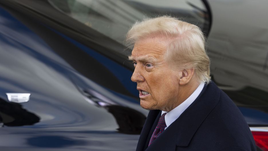 US Presidential Inauguration 2025
epa11838755 US President-elect Donald Trump departs the North Portico of the White House on the morning of his inauguration in Washington, DC, USA, 20 January 2025. Trump will be sworn in for a second term as president of the United States on 20 January. The presidential inauguration will be held indoors due to extreme cold temperatures in DC.  EPA/JIM LO SCALZO / POOL 
Dostawca: PAP/EPA.
JIM LO SCALZO / POOL
US Presidential Inauguration 2025