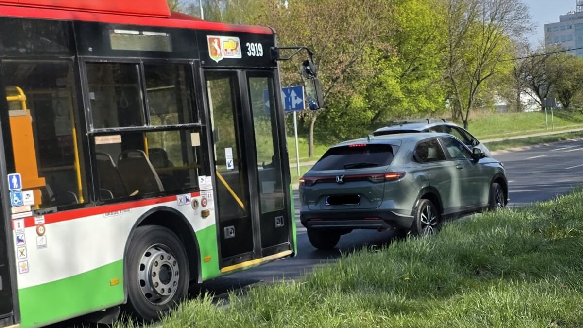 Honda zderzyła się z trolejbusem na rondzie Wincentego Pola