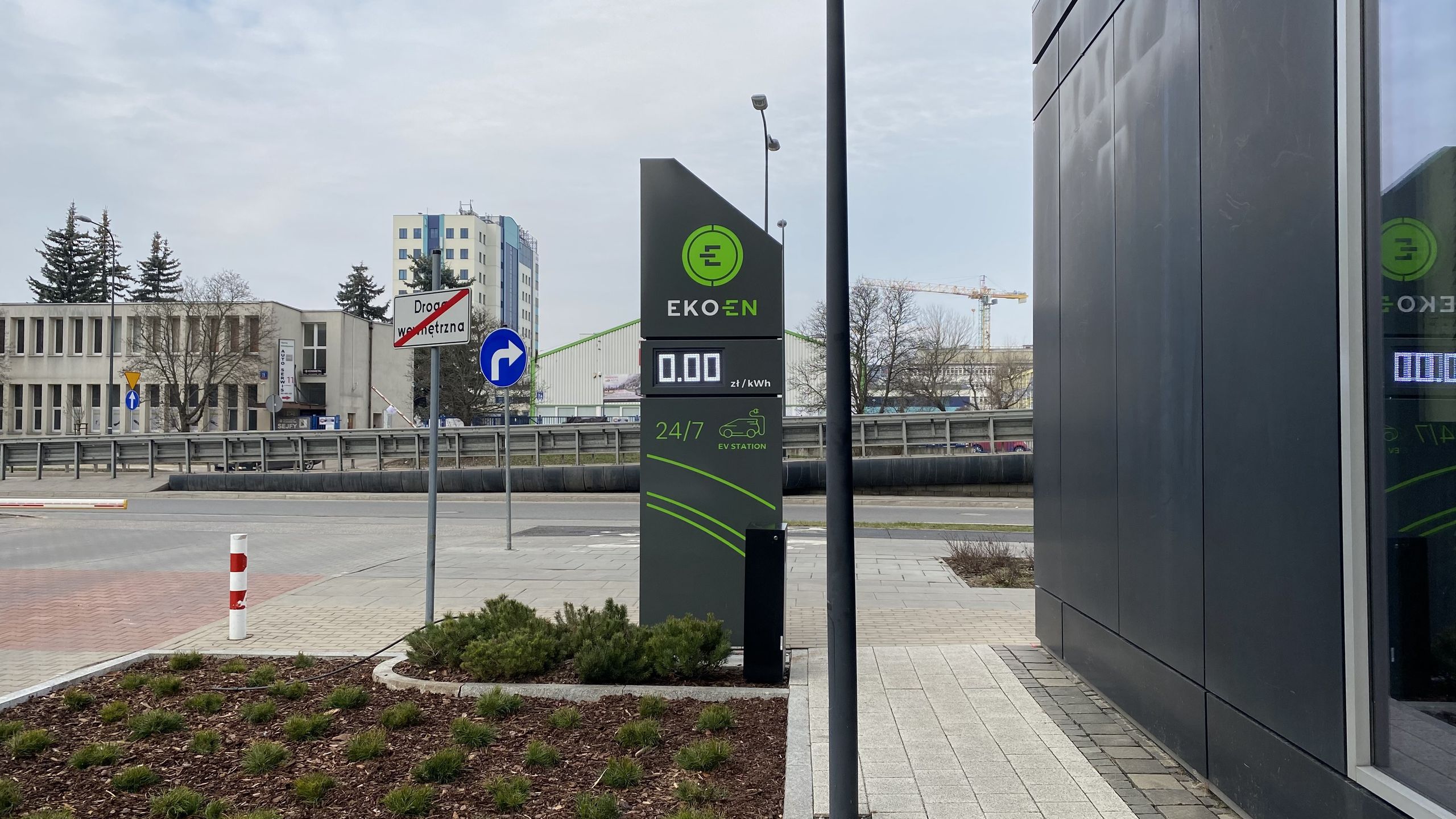 Na razie pylon pokazuje 0,00 zł/kW, ale to nie oznacza, że ładowanie jest bezpłatne. Cena 1,99 zł/kW pojawi się 31 stycznia