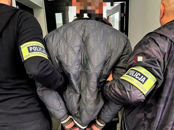 Wysokie Mazowieckie: 30-latek zatrzymany przez policję w pracy. Na koncie ma udzielanie narkotyków nieletniemu