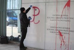 Warszawa. Siedziba IPN pomazana czerwoną farbą