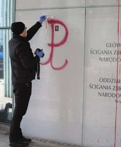 Warszawa. Siedziba IPN pomazana czerwoną farbą