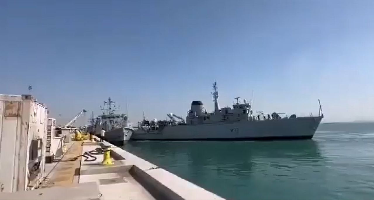 Moment zderzenia dwóch okrętów brytyjskiej marynarki wojennej w porcie