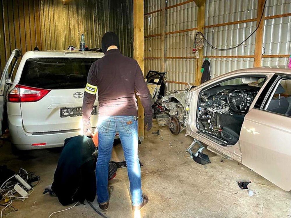 W garażu zabezpieczono dwie Toyoty o wartości niemal 340 tys. zł