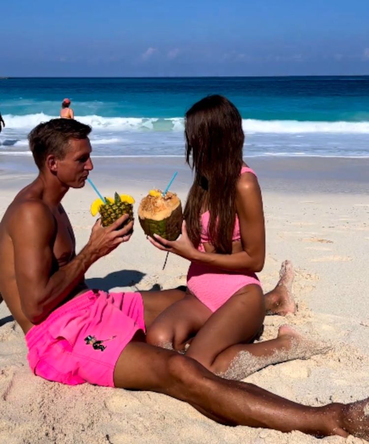 Jakub Rzeźniczak i Paulina Nowicka plażują w najlepsze. Ich miesiąc miodowy trwa