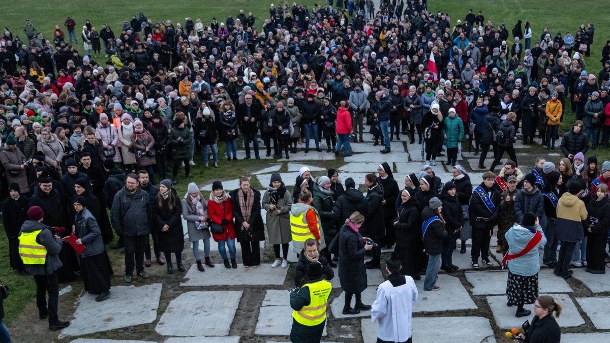 Droga Krzyżowa przyciąga tłumy 