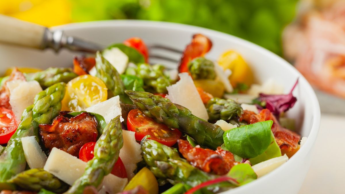 Kupuję szparagi i robię kolorową sałatkę