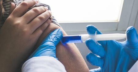 WHO: Zaszczepieni też powinni przechodzić kwarantannę. Podali powód