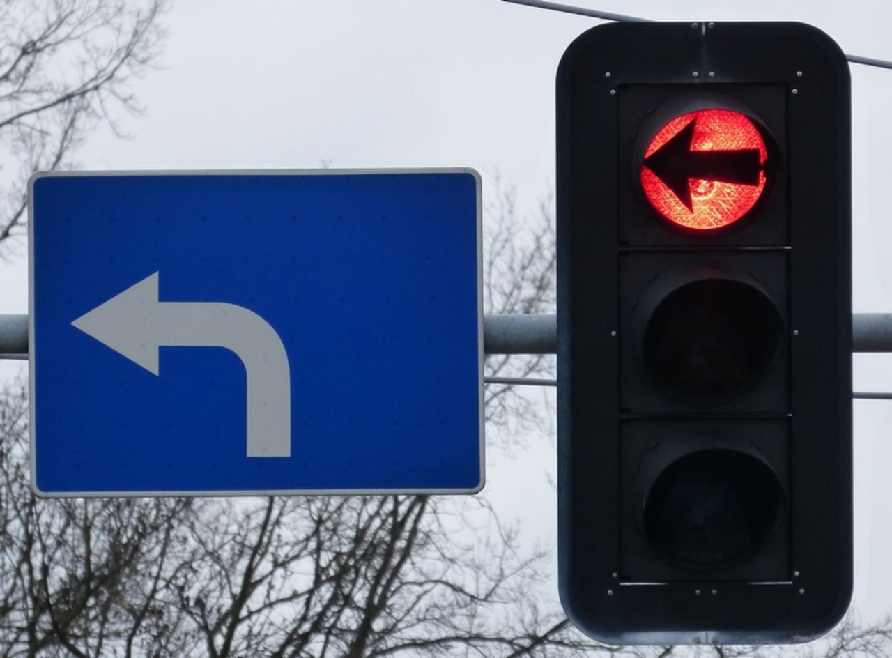 Kierowcy dalej robią błąd. Mylą dwa rodzaje strzałek w lewo