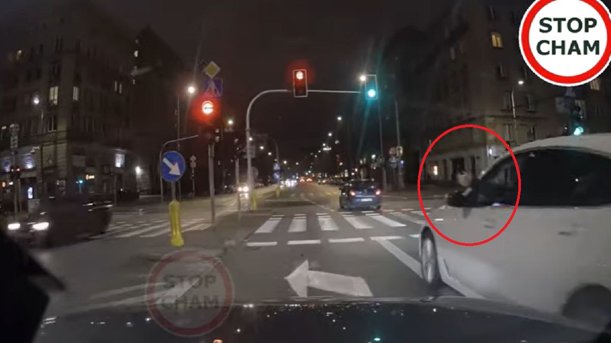 Szokujące zachowanie na drodze. Wyciągnął to i zaczął mu grozić. 