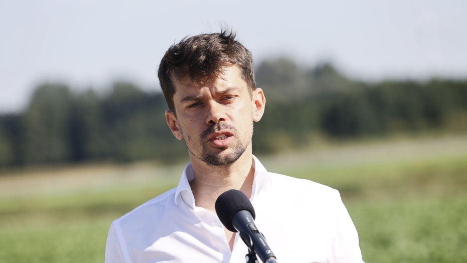 Micha� Ko�odziejczak
B�aszki (woj. ��dzkie), 07.09.2023. Kampania wyborcza do parlamentu 2023. Startuj�cy z list KO w wyborach do parlamentu, lider Agrounii Micha� Ko�odziejczak podczas briefingu prasowego B�aszkach, 7 bm. (ad) PAP/Tomasz Wojtasik
Tomasz Wojtasik
briefing, KAMPANIA, KO, konferencja, polityk, polityka, prasowa, wyborcza, pole