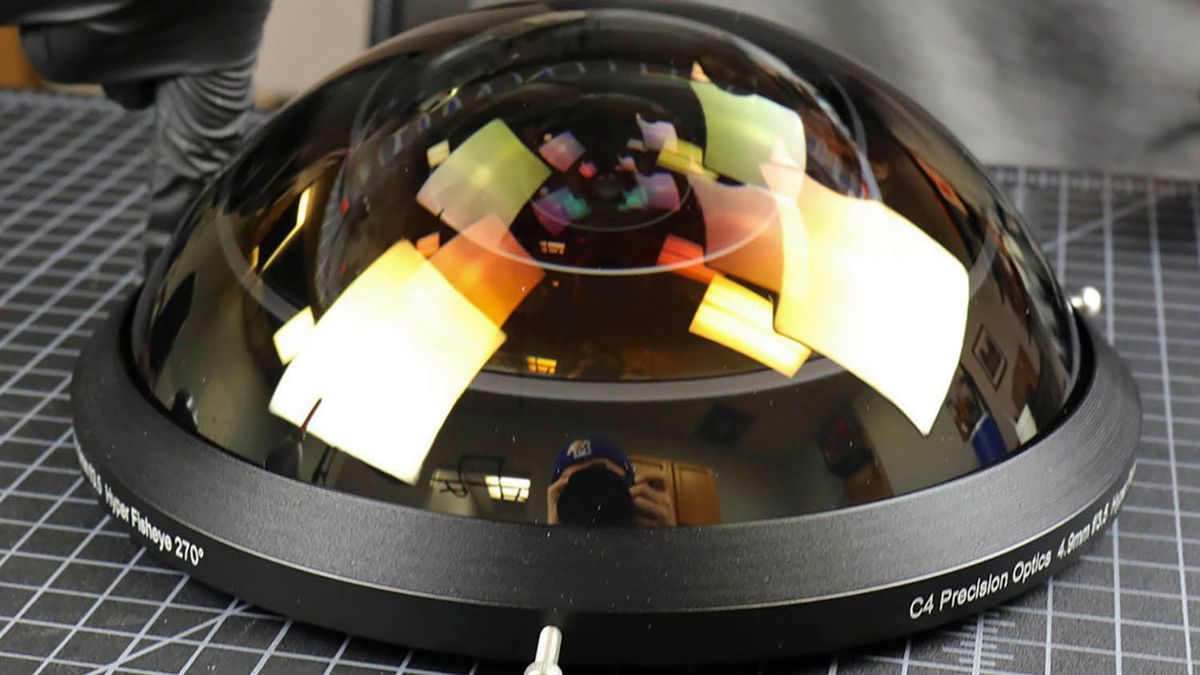 Ten obiektyw jest tak szeroki, że ”widzi” to, co jest z tyłu! 1