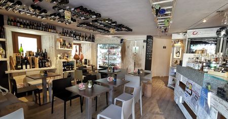 Restauracja szuka kelnera. Płacą "znalazcy" około 1300 zł