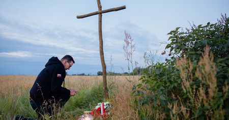 Premier na miejscu poszukiwań ofiar zbrodni wołyńskiej. Są tam polscy badacze