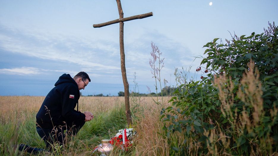 Ostrówki, Ukraina, 07.07.2023. Premier RP Mateusz Morawiecki oddał hołd pamięci ofiarom Rzezi Wołyńskiej w nieistniejącej wsi Ostrówki na Ukrainie, 7 bm. Premier Morawiecki wkopał drewniany krzyż w miejscu dawnego krzyża i pomodlił się przed nim. Szef polskiego rządu przybył na Ukrainę 7 bm. wczesnym rankiem w związku z przypadającą 11 lipca 80. rocznicą Zbrodni Wołyńskiej. (mr) PAP/KPRM Krystian Maj HANDOUT EDITORIAL USE ONLY NO SALES