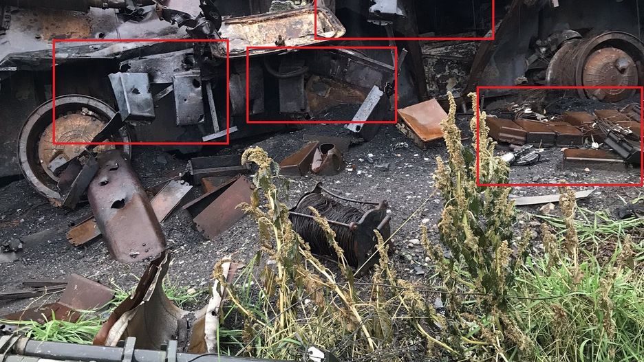 Zniszczony rosyjski BTR-80 wzmocniony kostkami ERA.