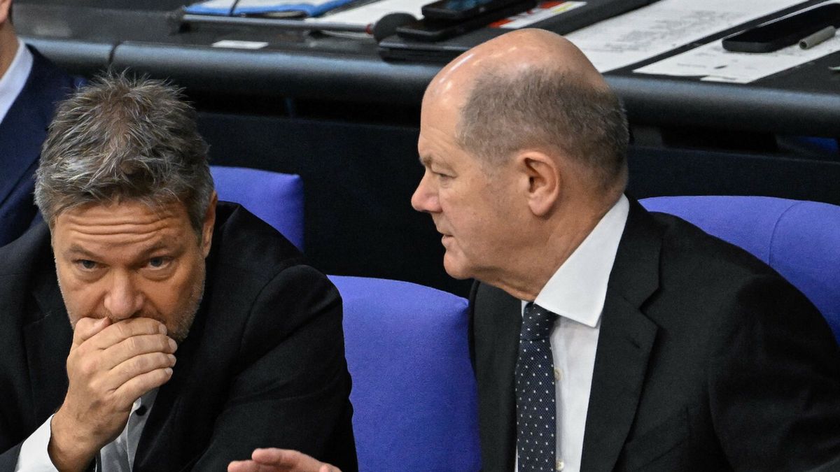 Archiwum zagraniczne East News 2023-11(R-L) German Chancellor Olaf, Minister of Economics and Climate Protection Robert Habeck and Finance Minister Christian Lindner talk during a debate at the Bundestag (lower house of parliament) about a budget crisis on November 28, 2023 in Berlin. German Chancellor Olaf Scholz will addresses parliament about an escalating budget crisis triggered by a bombshell court ruling that his government breached constitutional debt limits. (Photo by Tobias SCHWARZ / AFP)TOBIAS SCHWARZ