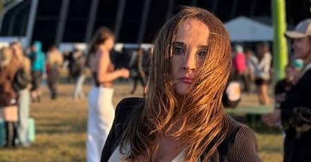 Prezenterka TVP zaszalała strojem na Open'erze. Towarzyszyli jej koledzy z TVN