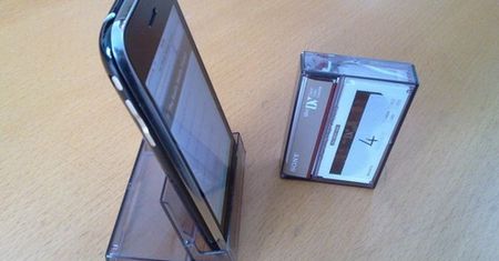 Opakowanie po kasetach jako podstawka dla iPhone'a